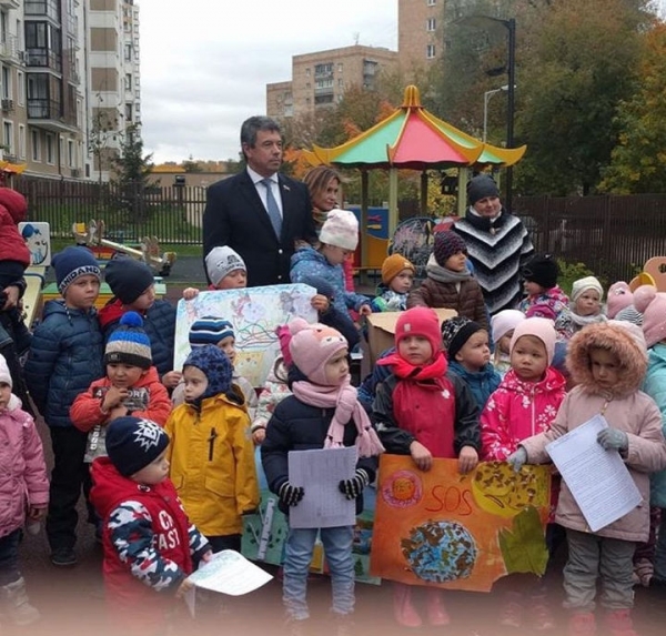 Александр Смирнов поддержал экологическую акцию в детском саду Химок