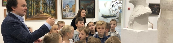 Школьники посетили выставку, посвященную 90-летию Московской области
 