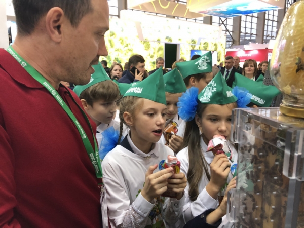 Стенд Подмосковья на «Золотой осени» посетили с экскурсией школьники из города Мытищи