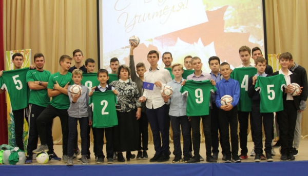 Химкинский депутат обеспечил школьную команду формой и мячами для тренировок