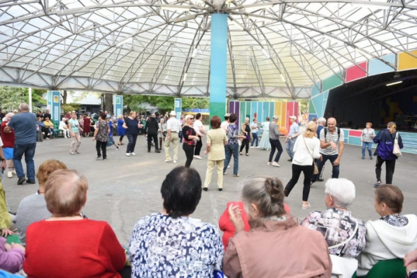 Танцевальная программа собрала жителей Химок в парке Толстого