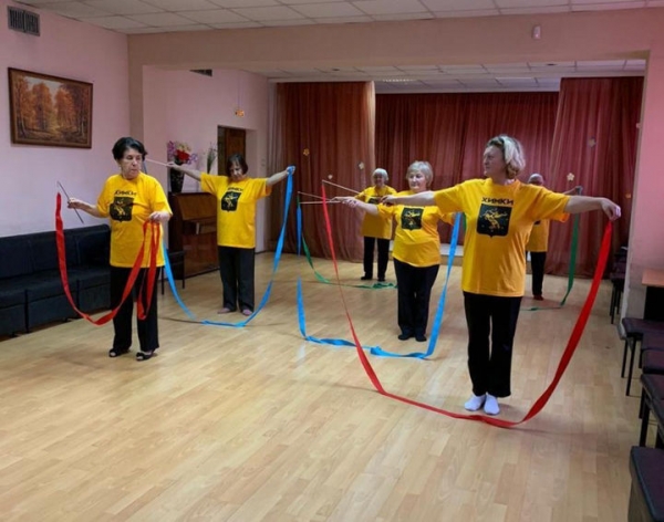 В Химках в рамках областной программы поддержки активного образа жизни «Активное долголетие» проводятся бесплатные занятия спортивными танцами с лентами для граждан старшего возраста