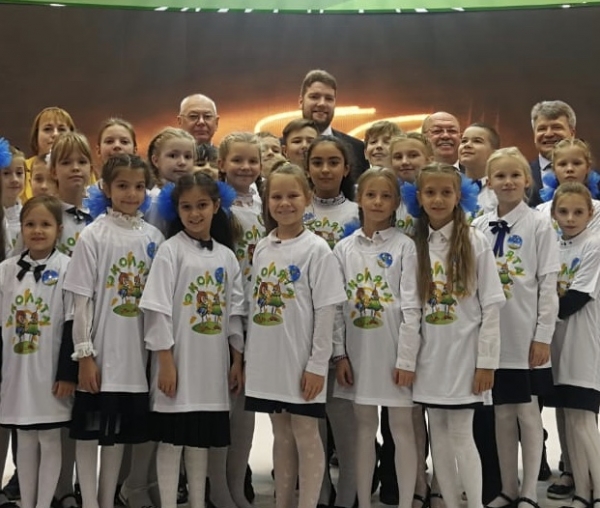 Стенд Подмосковья на «Золотой осени» посетили с экскурсией школьники из города Мытищи