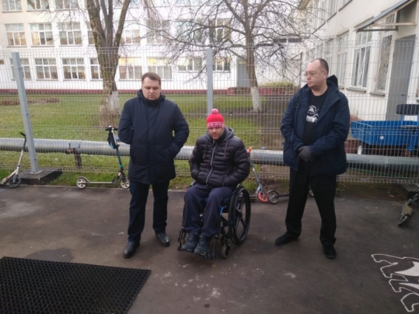 Активисты проверили на доступность входную группу школы № 20 в Подрезково