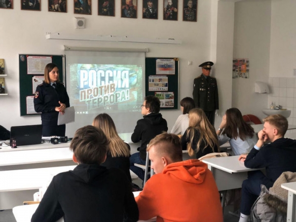 Полицейские УМВД России по городскому округу Химки провели беседу с учащими одной из школ округа