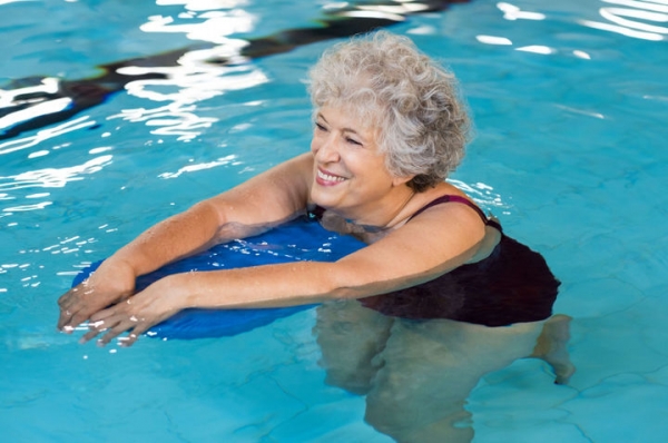 У пожилых жителей Химок есть возможность бесплатно посещать бассейн благодаря программе «Активное долголетие»