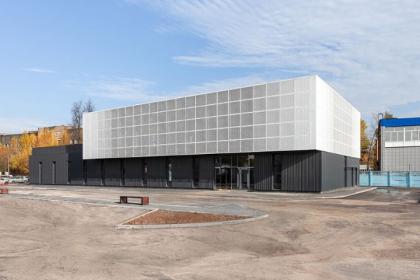 В Химках построен административно-торговый комплекс с оригинальными фасадами из гофрированного металла