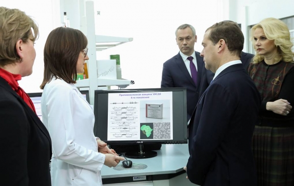 Медведев предложил тем, кто не привился от гриппа, вакцинироваться от Эболы  