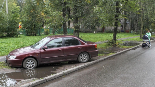В Химках владельцев транспортных средств привлекают к административной ответственности за парковку на газоне