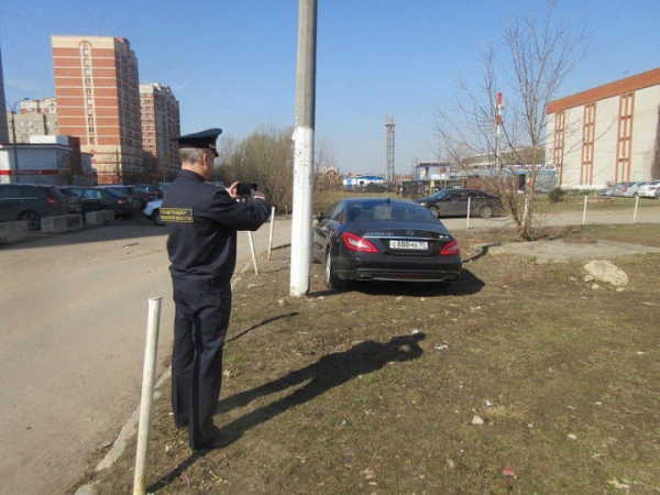В Химках автовладельцы привлекаются к административной ответственности за парковку на газоне