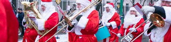 Деды Морозы, Санта Клаусы и Снегурочки: новогодний Парад прошел в Химках
 