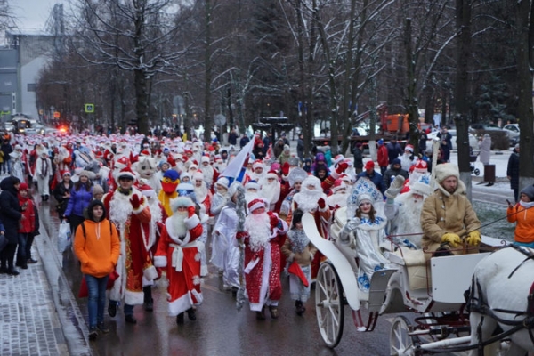 Деды Морозы, Санта Клаусы и Снегурочки: новогодний Парад состоялся в Химках