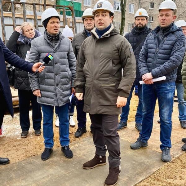 Дмитрий Волошин посетил строящийся ФОК на улице Мичурина