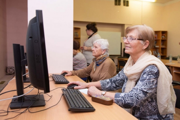Химкинским пенсионерам – современное оборудование и бесплатное обучение компьютерной грамотности
