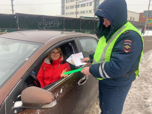 Инспекторы ДПС раздали химчанам световозвращатели 