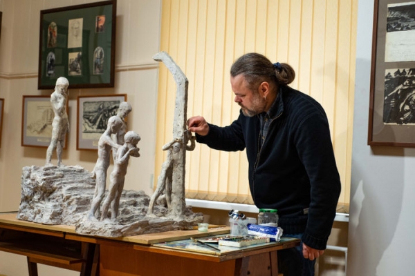 В Химках восстанавливают скульптуру «Дети Освенцима»