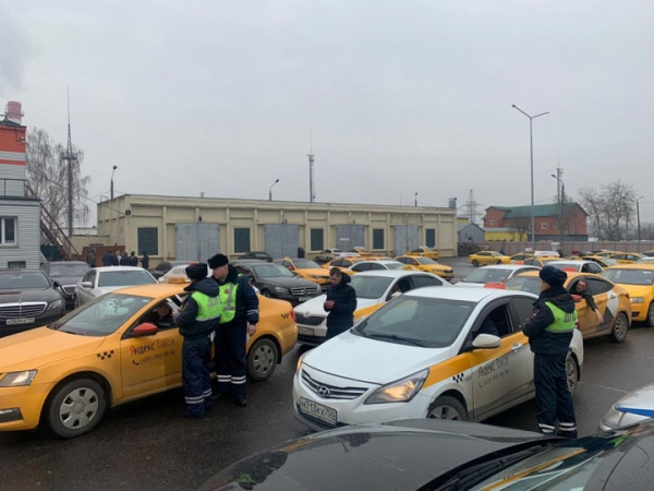 Таксистов-иностранцев проверяют в Подмосковье 