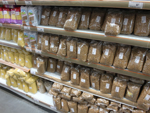 Разин: подмосковные магазины закупили дополнительные объёмы продуктов, наибольшим спросом пользуются крупы и консервы