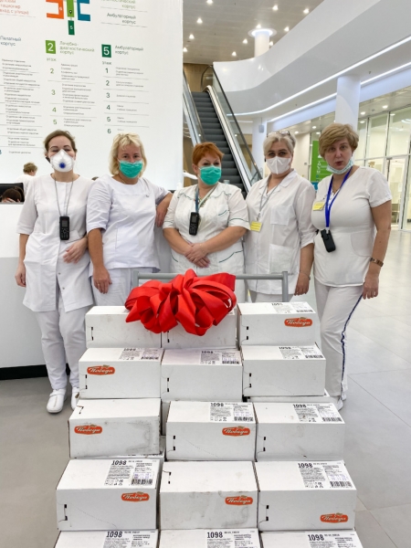 Подмосковная шоколадная фабрика передала на благотворительной основе медицинскому персоналу двух больниц более 2,2 тыс. плиток шоколада