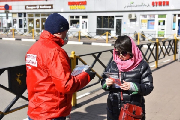В Химках раздают бесплатные наборы масок водителям и пешеходам