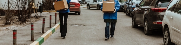 Химкинские волонтеры из партийного актива доставляют продукты жителям 
 