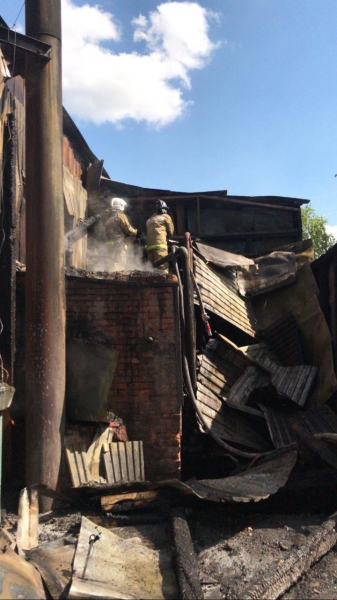 Загоревшийся деревообрабатывающий цех в Химках пожарные потушили