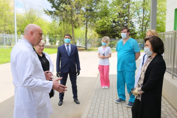 В Химках депутаты проверили комнаты для отдыха врачей в инфекционной больнице