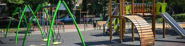 Готовность трех детских площадок проверили в Химках 
 