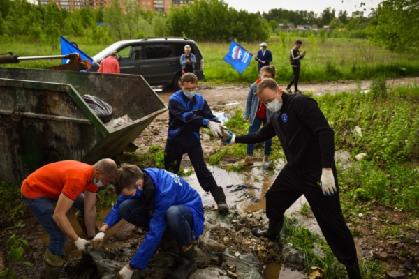 Активисты «Единой России» в Химках ликвидировали стихийную свалку