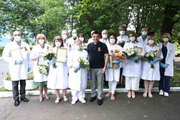 Губернатор Подмосковья Андрей Воробьев встретился с пациентами детской реанимации в Химках и наградил выдающихся медиков области