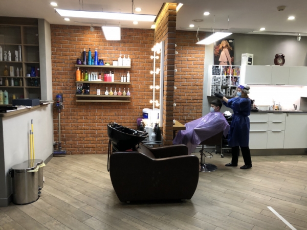 Порядка 2 тыс. салонов красоты и парикмахерских возобновили работу в Подмосковье