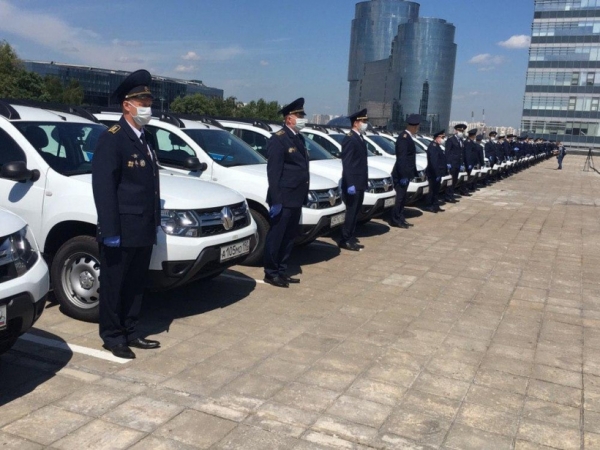 Сегодня Олег Баженов торжественно вручил ключи от новых автомобилей «Renault Duster» начальникам 37 территориальных отделов ведомства, а также начальнику Химкинского отдела