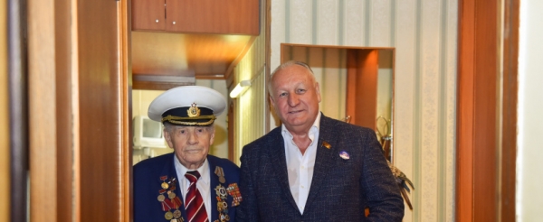 «Единая Россия» в Химках поздравила ветерана с Днем Военно-Морского Флота