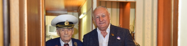 «Единая Россия» в Химках поздравила ветерана с Днем ВМФ
 