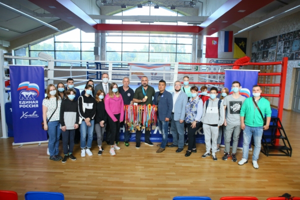 В Химках местное отделение «Единой России» познакомило детей с легендами бокса
