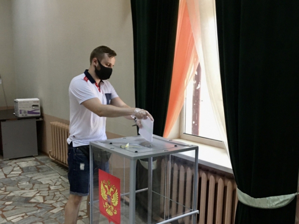 Актёр Игорь Огурцов проголосовал по поправкам в Конституцию в Химках 