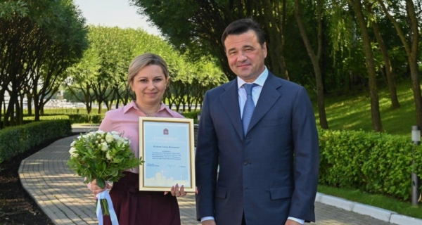 Губернатор Подмосковья Андрей Воробьев вручил воспитателю из Химок сертификат на право получения социальной ипотеки