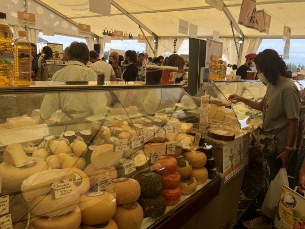 Порядка 2,8 тонн сыра продали подмосковные сыровары в первый день на гастрономическом фестивале «Сыр.Пир.Мир»