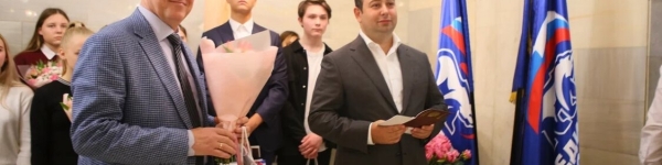 Дмитрий Волошин вручил юным химчанам их первые паспорта
 