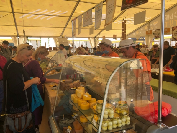 Более 19 тонн сыра и около 30 тонн другой продукции продали подмосковные фермеры на фестивале «Сыр.Пир.Мир»