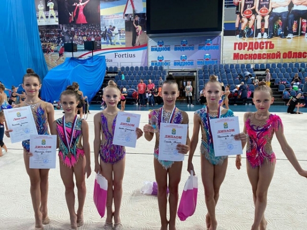 Новый шаг "Навстречу мечте": гимнастки спортшколы "Химки" заслужили 16 медалей на соревнованиях в Москве