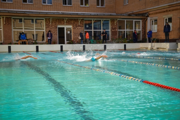 Не вброд, а вплавь: химкинские учреждения прошли водные испытания городского чемпионата по плаванию