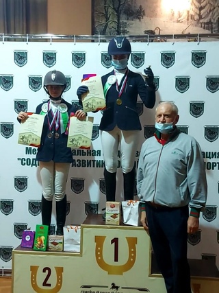 Две медали наездницы химкинской спортшколы Софьи Вершининой на турнире "Золотое стремя"???