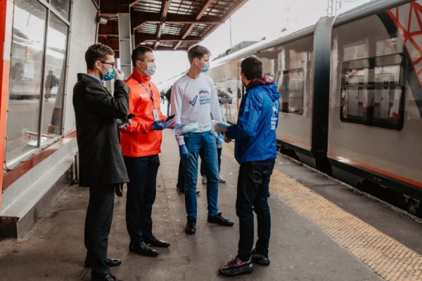 Шерзод Атаев и волонтёры Минтранса проверили масочный режим на станции Химки