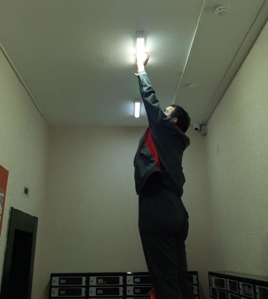 Обращение жителя побудило Госжилинспекцию потребовать от УК восстановления освещения в подъезде дома на улице Железнодорожная