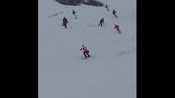 На горнолыжной базе "Родина" уже наступил зимний праздник - в минувшие выходные начинающие спортсмены химкинской школы по зимним видам спорта встретились с Дедом Морозом, который спортивно поздравил ребят??☃