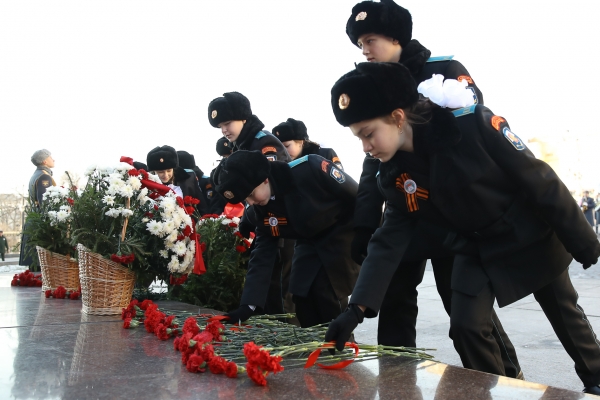 Андрей Воробьев возложил венок к Могиле Неизвестного Солдата в Александровском саду