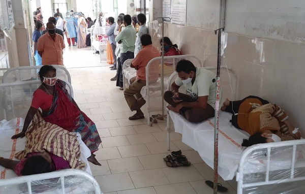 На юге Индии госпитализировали около 500 человек из-за неизвестной болезни  