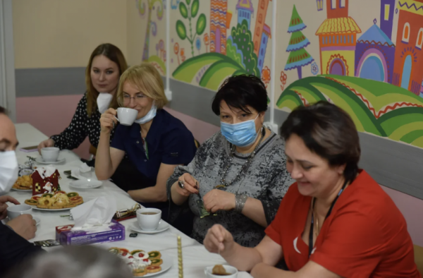 Праздничный стол и сладкие подарки - «Единая Россия» поздравила химкинских медиков с Новым годом