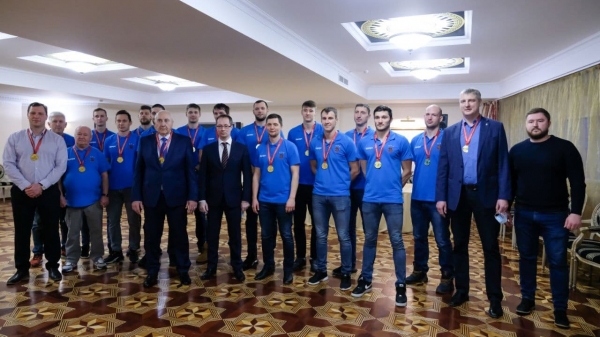 Роман Терюшков наградил «Чеховских медведей» за победу в чемпионате России по гандболу